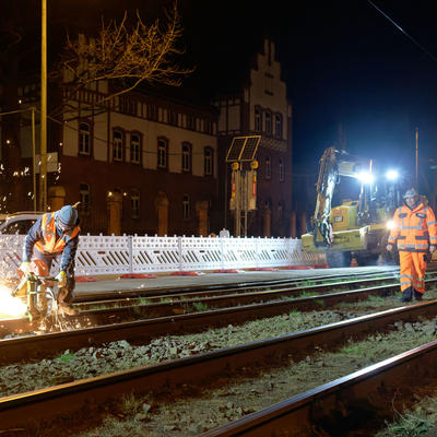 Nächtliche Gleisarbeiten in der Merseburger Straße in Halle (Saale)