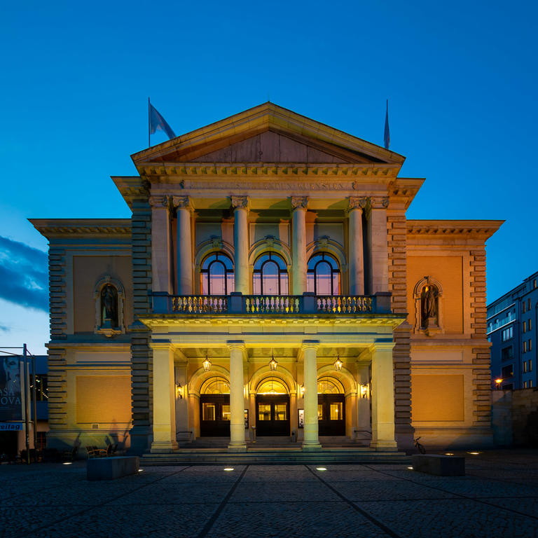 Opernhaus Halle (Saale), Frontansicht