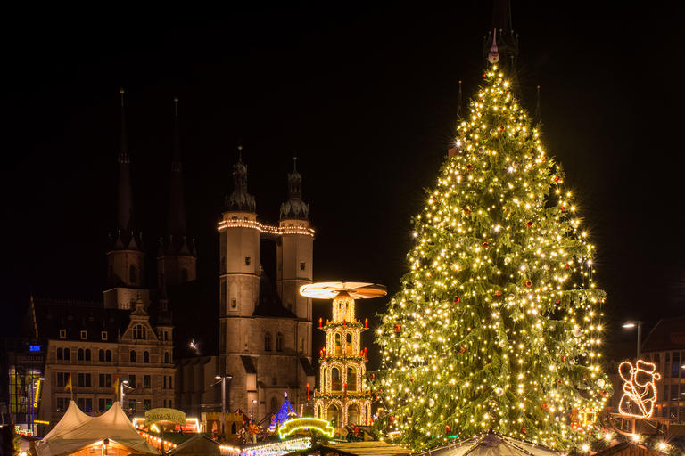 Blick über den Weihnachtsmarkt in Halle (Saale) mit Weihnachtsbaum und Marktkirche