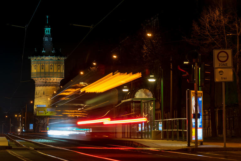 Nächtlicher Blick auf den Wasserturm Nord in Halle (Saale) mit vorbeifahrender Straßenbahn
