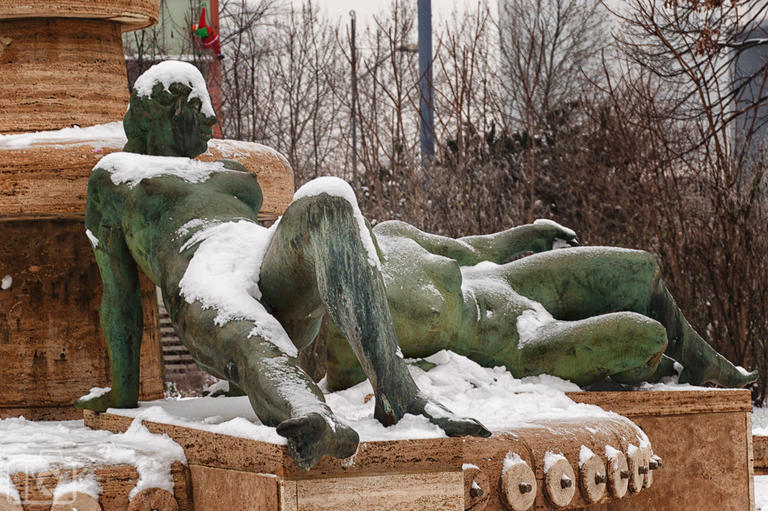 Schneebedeckte Skulpturen am Frauenbrunnen in Halle (Neustadt)