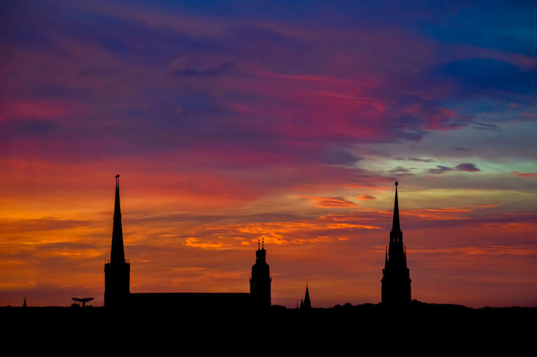 Farbenfroher Sonnenuntergang über der Marktkirche in Halle (Saale)