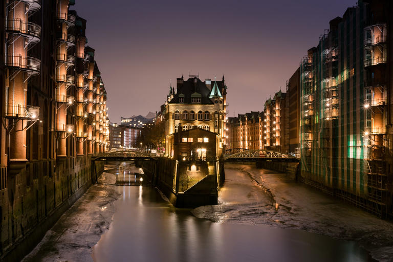 Nächtlicher Blick auf das Wasserschloss in der Speicherstadt von Hamburg