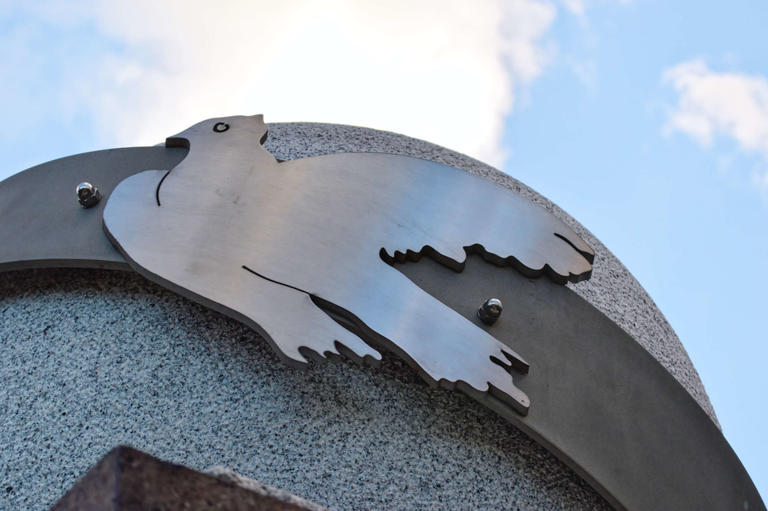 Friedenstaube auf dem Denkmal zum Zweiten Weltkrieg in Schkopau