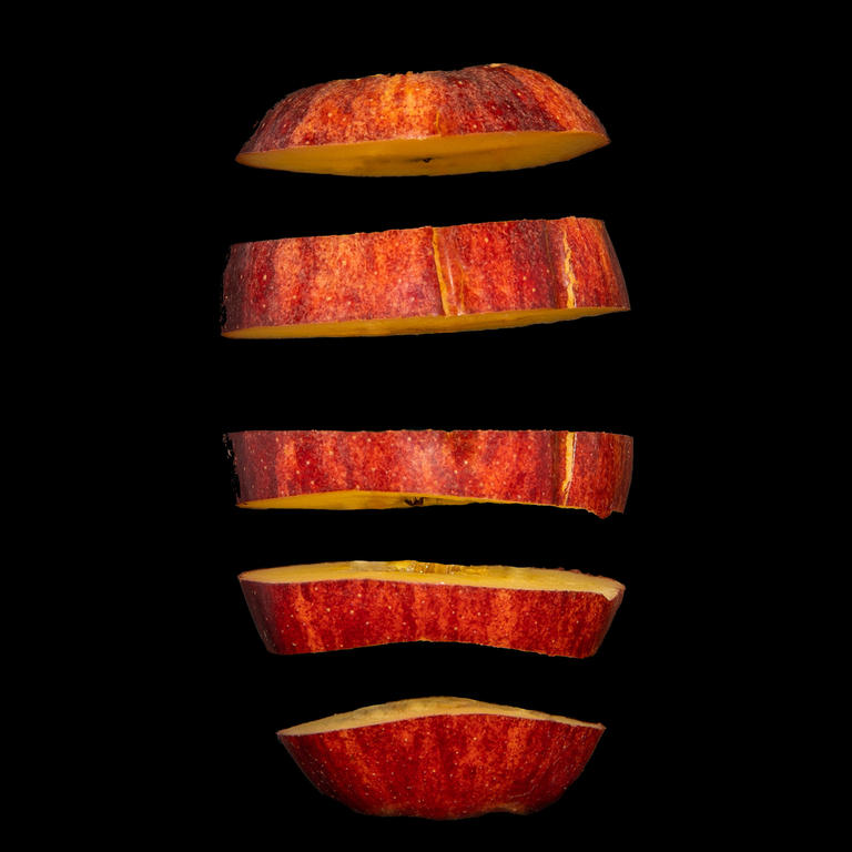 Geschnittener, schwebender Apfel