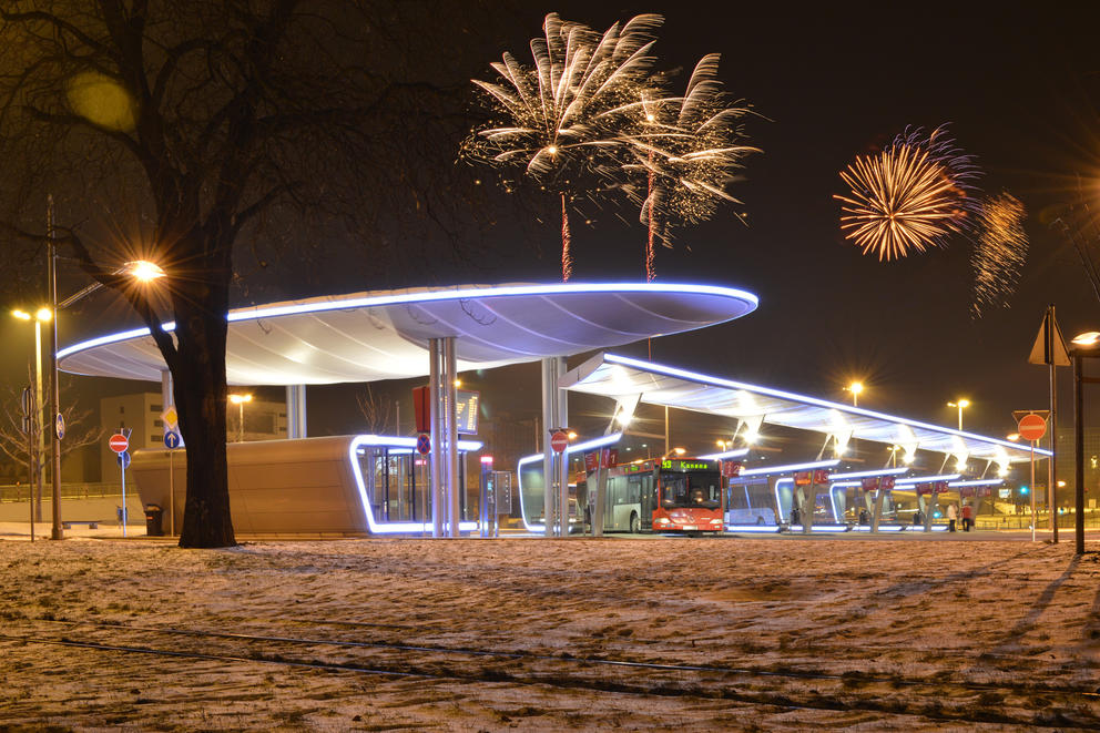 Zentraler Omnibusbahnhof in Halle im Winter mit Feuerwerk
