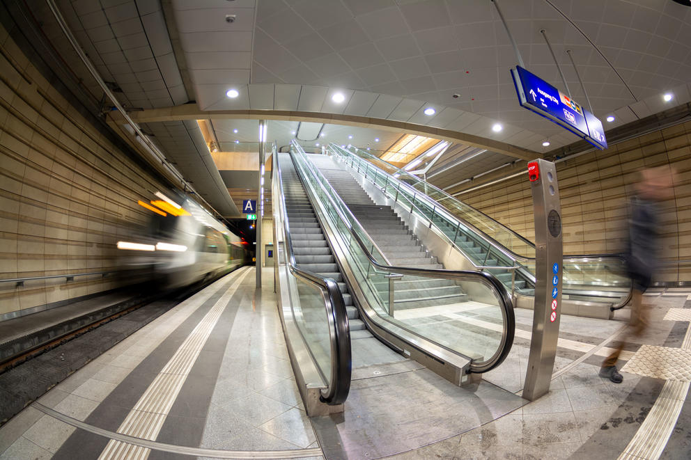 Langzeitbelichtung im Leipzig (Hauptbahnhof), unterirdischer Bahnsteig mit einfahrender S-Bahn