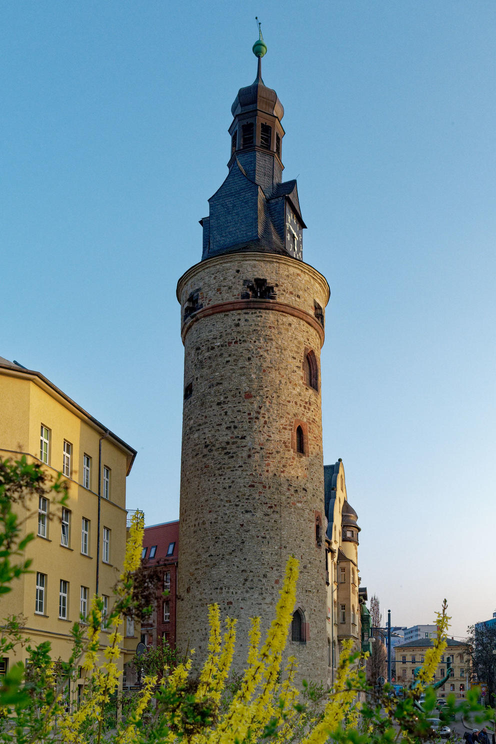 DerLeipziger Turm in Halle (Saale) im Abendlicht
