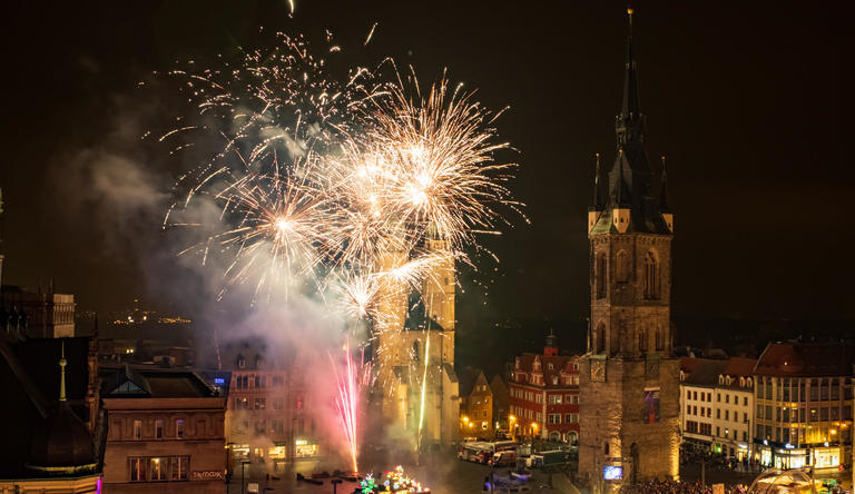 Feuerwerk über dem Marktplatz in Halle (Saale)
